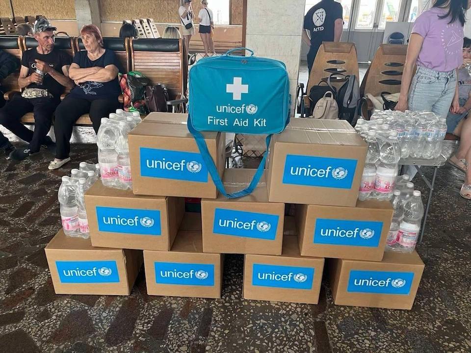 On June 6, 2023, UNICEF distributed water bottles and emergency supplies to families evacuating from Kherson by train following the attack on the Kakhovka dam in southern Ukraine.