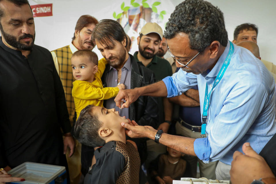 Abdullah A. Fadil, UNICEF Representative in Pakistan, administers polio drops to Rehan Khan, 4, at Jannat Gul Hospital Machar Colony, Karachi, Pakistan.