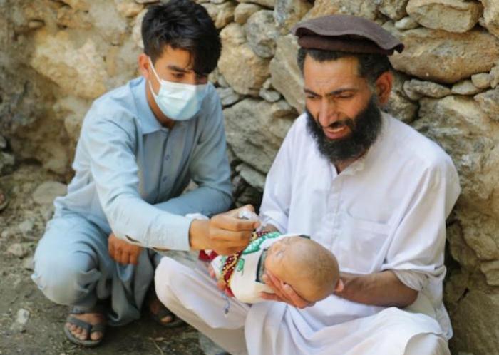 Children are being vaccinated against polio during the resumed UNICEF-supported vaccination campaign in Jalalabad, Afghanistan.