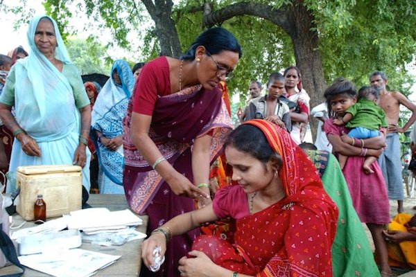 A female health worker immunizes a pregnant woman against tetanus in her village in Uttar Pradash, India.  @ UNICEF / INDIA / AMI VITALE