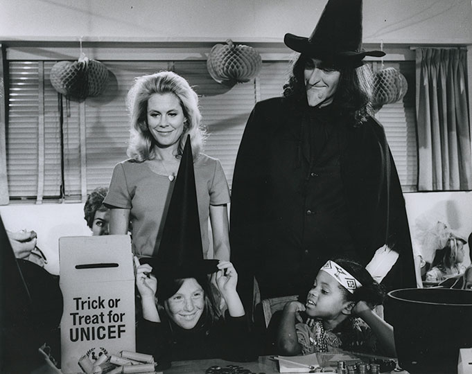 Elizabeth Montgomery and Dick York, stars of TV’s Bewitched on set with children, preparing to go trick-or-treating for UNICEF. Dick York is dressed in a witch’s costume.