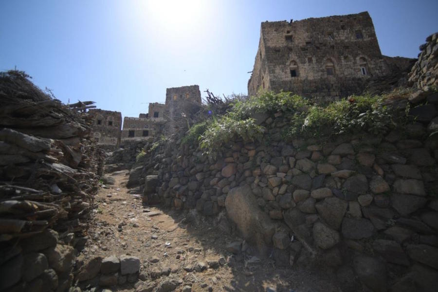 UNICEF-supported community health workers travel to remote locations like the village of Jidaw in Yemen's Manakhah district to provide children with vital health and nutrition services. 