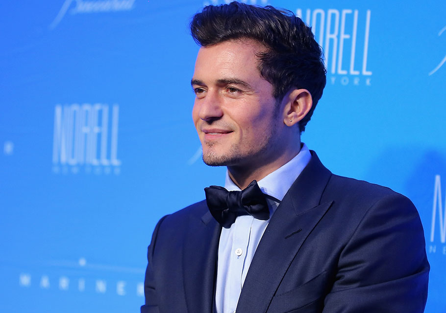 Orlando Bloom posing on the blue carpet