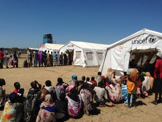 Long queues under the hot sun at UNICEF health tents for displaced people in Bentiu, South Sudan. @UNICEF