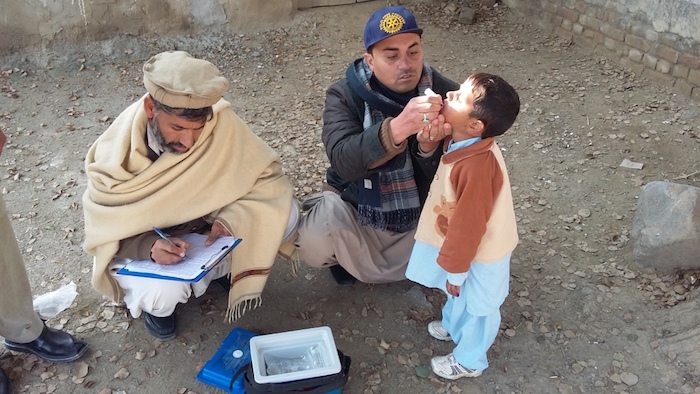 A UNICEf-supported Rotary International volunteer vaccinates a child against polio in rural Pakistan, 2017.