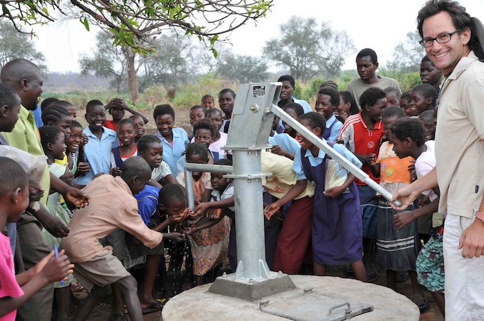 UNICEF USA Humanitarian Circle member Andy Astrachan joins children utilizing the well he helped to revive in Zambia. 