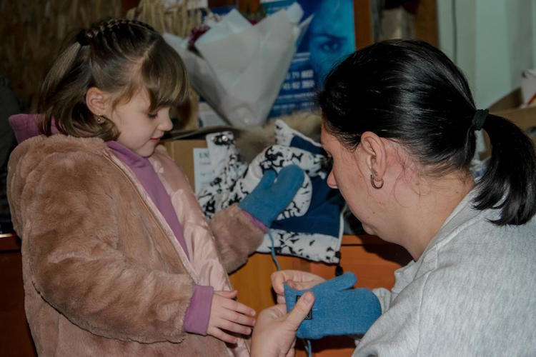 In Kotlyareve, Mykolaiv region, Ukraine, 5-year-old Ulyana and her brothers were thrilled to open a box from UNICEF containing warm winter clothes. 
