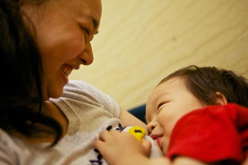 Fiona, a working mother in Changsha, Hunan Province, China, managed to breastfeed her baby for 28 months with the support of family. UNICEF and partners are working to boost declining breastfeeding rates in China.