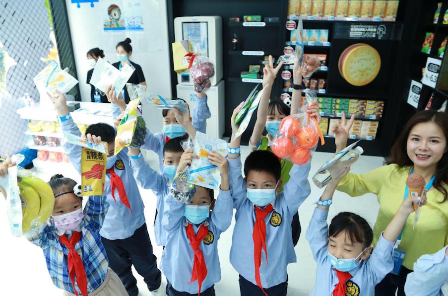 Children learn about healthy eating at UNICEF's "Know Your Food" mock convenience store in Chengdu, Sichuan Province, China. 