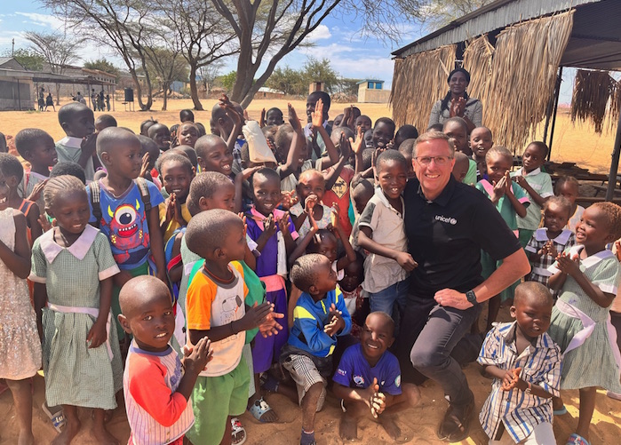 Schoolchildren in Lodwar, Turkana County, Kenya, and UNICEF President and CEO Michael J. Nyenhuis.