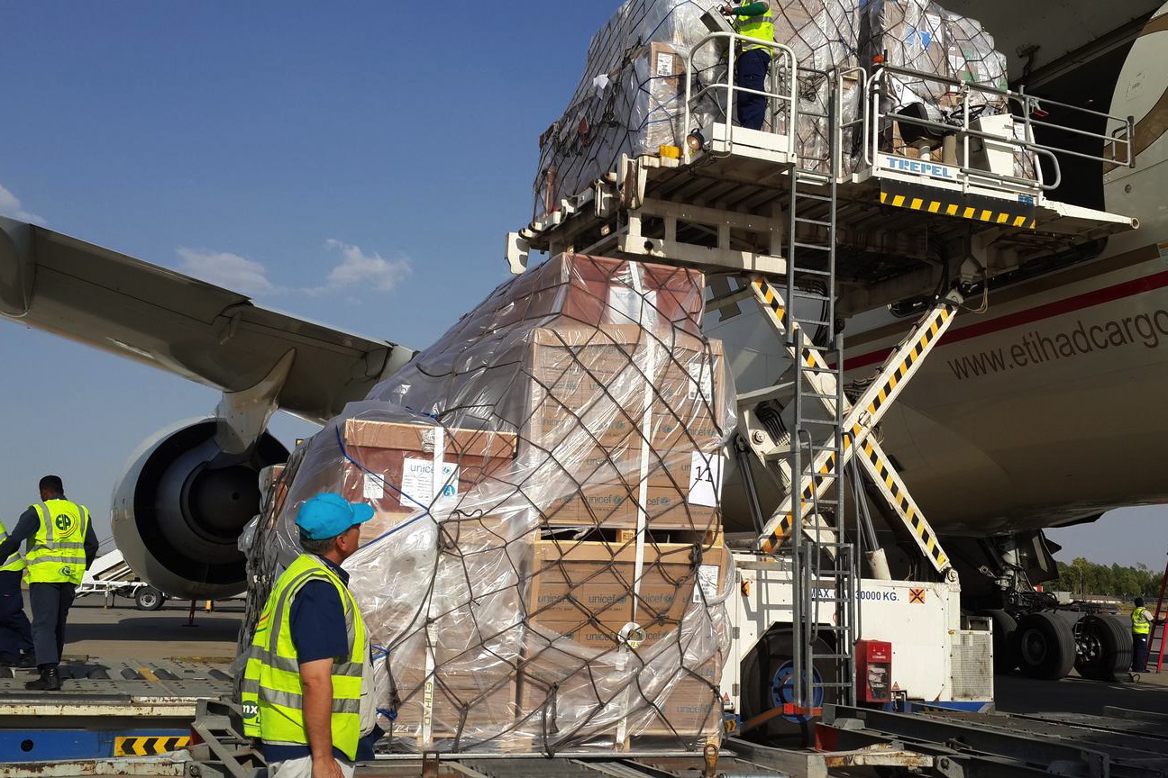 UNICEF Senior Supply/Logistics Assistant Kasim Muhamad supervises the loading of UNICEF emergency supplies onto an aeroplane at the airport in the northern-eastern city of Erbil in Kurdistan Region. 