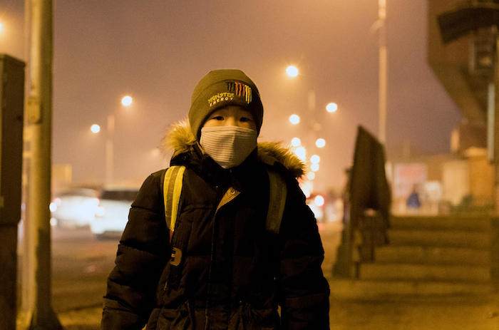 A boy waiting for his bus to a local school in Mongolia’s Songinokhairkhan district where the air pollution level is dangerously high. © UNICEF/UN0154526/Batbaatar