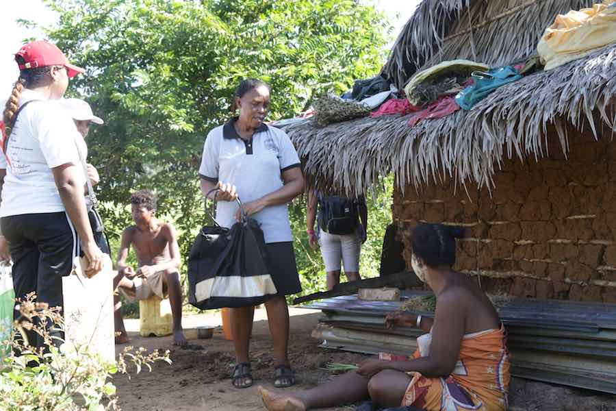 The dedication of Mamolololona, Belobaka's community agent, is very touching. This Volunteer health worker walks, through villages up to 13 kilometres away to advise families and encourage parents to get their children vaccinated. © UNICEF/UN0296945/Andri