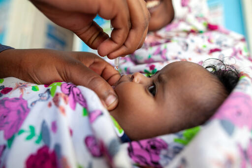 Baby Umalkhayr receives an oral polio vaccine at a UNICEF-supported Nutrition Health Center in Hargeisa, Somaliland. The Healthy Start Kit includes polio vaccines among all the other supplies and vaccines children need to grow up healthy and strong. © UNI