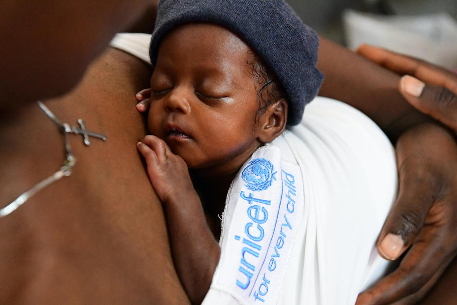 UNICEF promotes "kangaroo care" and other lifesaving practices to improve newborn survival. UNICEF promotes "kangaroo care" and other lifesaving practices to improve newborn survival.