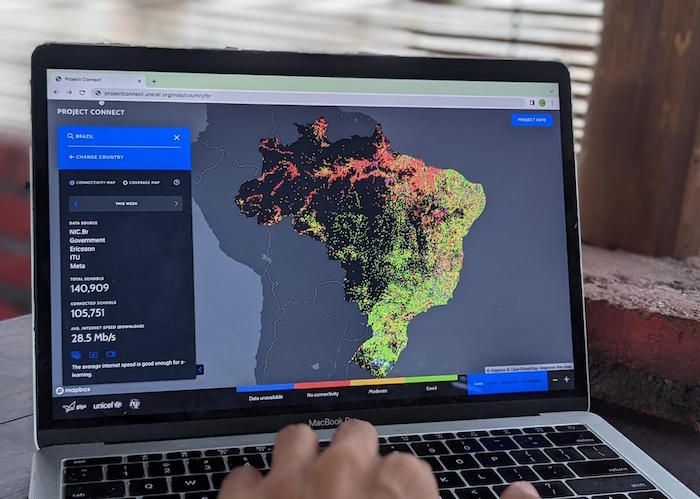 Project Connect map showing schools with internet access in Brazil.