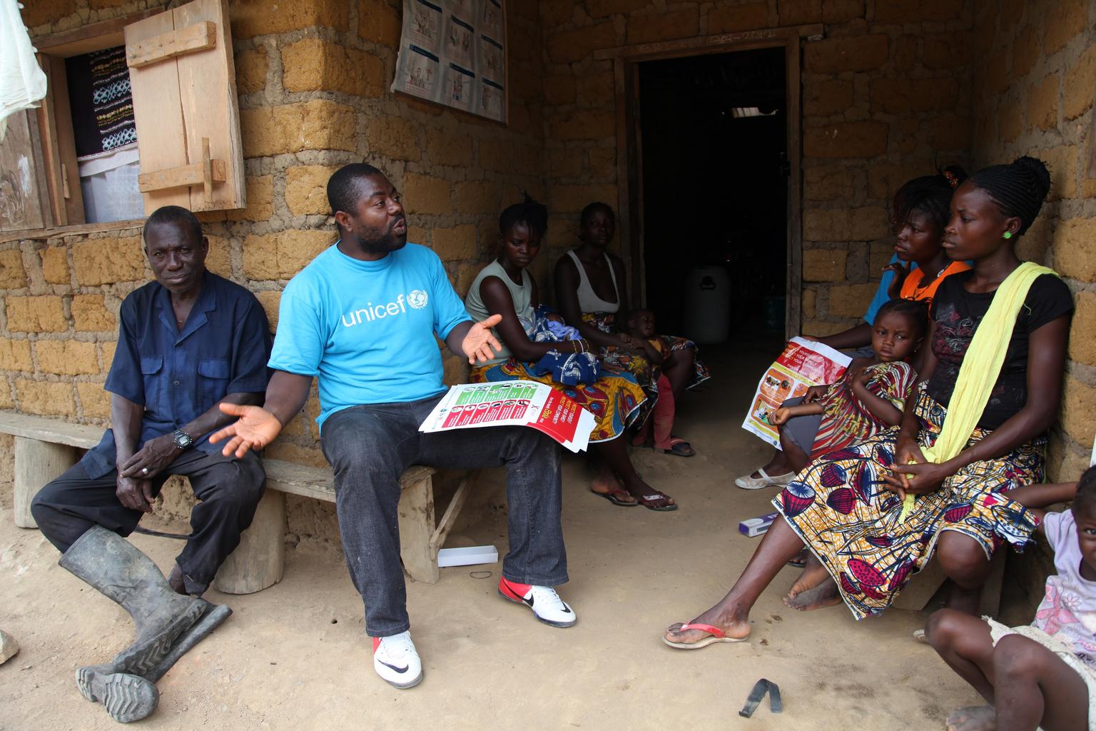 A UNICEF worker speaks with residents about the symptoms of Ebola and best practices to help prevent its spread in Voinjama, Liberia. © UNICEF/NYHQ2014-1016/Jallanzo