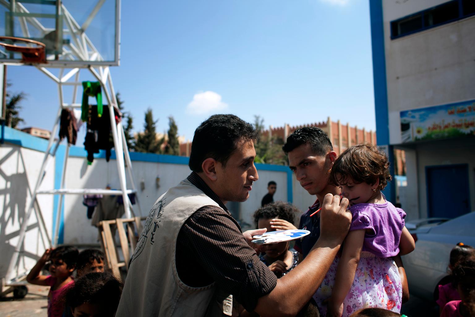 A girl has her face painted at a UN-run shelter in Gaza City. © UNICEF/NYHQ2014-1042/d’Aki