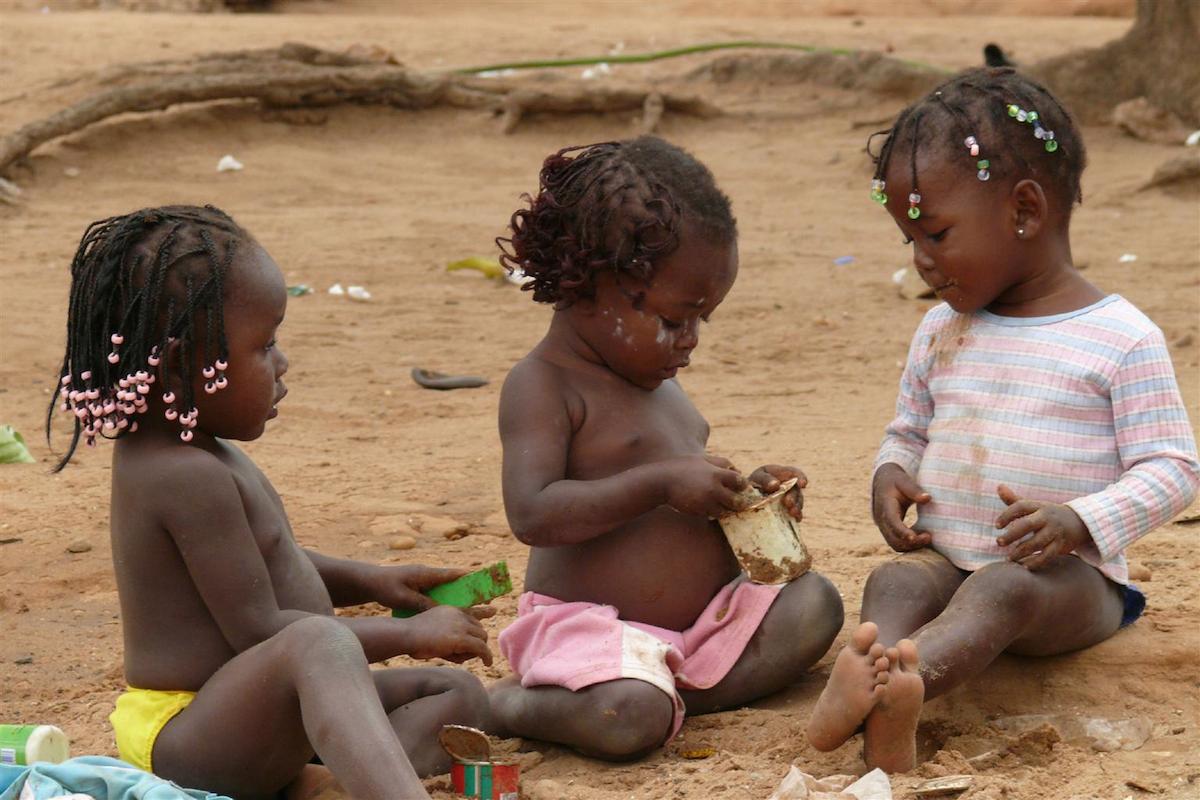 Toddlers in the Kikolo neighborhood in Luanda Province, Uganda.