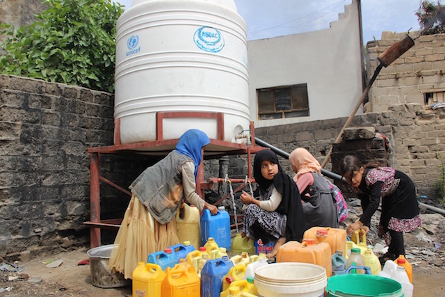 In the outskirts of Sa’ada city, Yemen, water is hard to come by. UNICEF has set up free water points. 