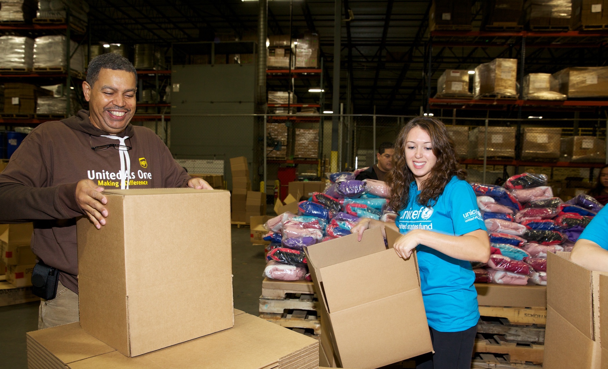 UPS employees joined UNICEF USA volunteers to pack 2,500 kits of warm clothing for Syrian children at a warehouse in Carteret, NJ. ©UNICEF USA/Thelma Garcia for Julie Skarratt Photography. 