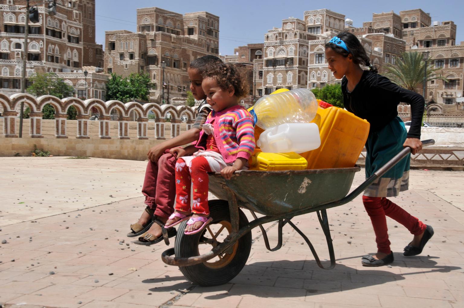 The current conflict has exacted a heavy toll on children in Yemen, destroying water pumps throughout the country. Despite constant shelling, UNICEF has managed to provide clean water to 604,360, including these children in Sanaía.