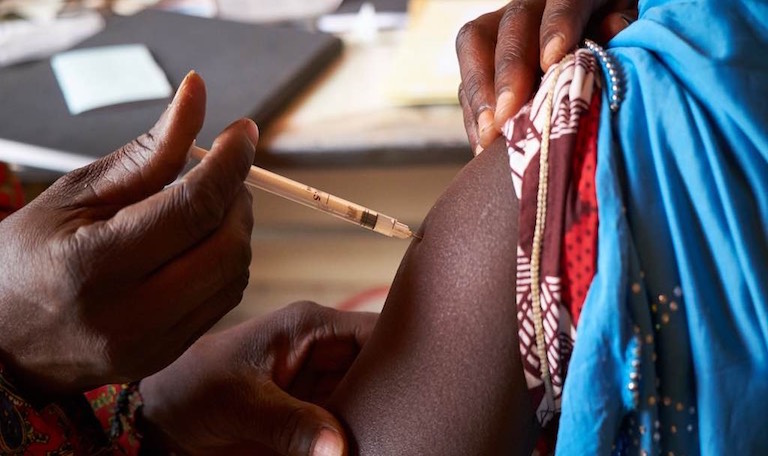 Medical assistant Yayé Aissa Boubacar administers a tetanus injection to prevent Maternal and Neonatal Tetanus to a pregnant Amadou Saâotatou, 18 years old, in Niamey, Niger.
