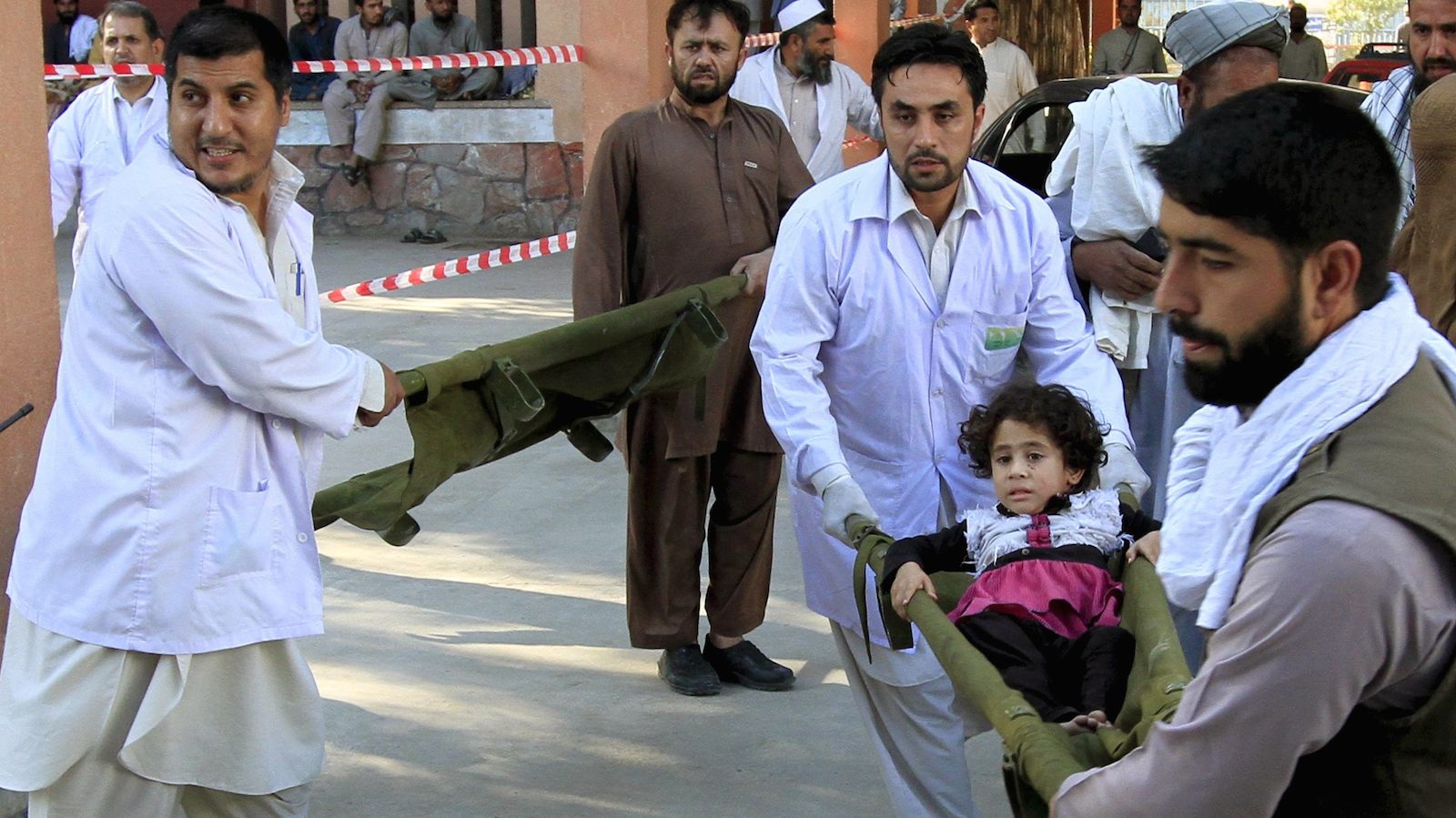 Rescue workers carry a girl who was injured after an earthquake, at a hospital in Jalalabad, Afghanistan, October 26, 2015. A powerful earthquake struck a remote area of northeastern Afghanistan on Monday.