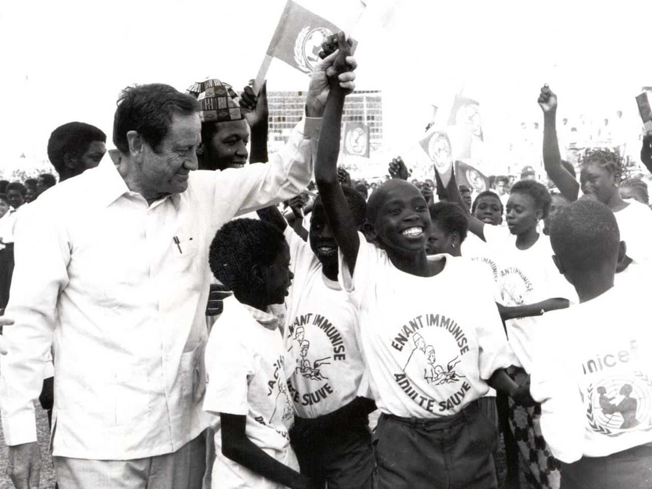 Former UNICEF Executive Director James P. Grant, in 1988,  marks Senegal's achievement of the Africa child immunization target of 75 per cent