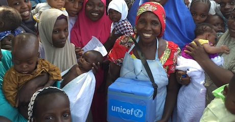 Paket Indomie diharapkan mendorong ibu-ibu untuk membawa anak-anak mereka untuk diimunisasi (foto ilustrasi dari: Unicefusa.org)