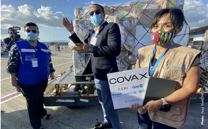 Minister of Health and Wellness, Dr. Christopher Tufton, along with UNICEF Jamaica Representative, Mariko Kagoshima, and Dr. Bernadette Theodore-Gandi welcome the first shipment of COVID-19 vaccines from the COVAX Facility in March 2021.