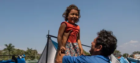 Manuel Mendoza holds his daughter, Angie, 4, in Tecun Uman, Guatemala, on January 29, 2019. The family, from Honduras, are waiting for their humanitarian visas to Mexico after two days of travel from Honduras.