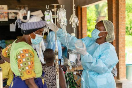 A UNICEF-supported health worker cares for multiple cholera patients at Area 18 Health Center in Lilongwe, Malawi.