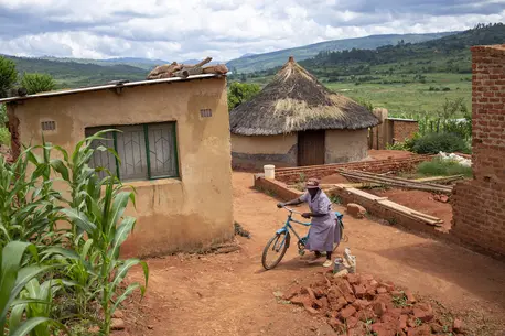 A UNICEF-supported health worker in Zimbabwe.