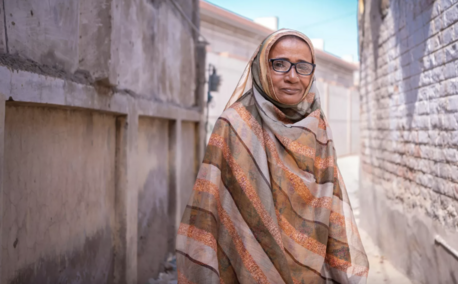 Farida Husain is one of a network of UNICEF-supported "Lady Health Workers" providing health care to remote and underserved communities in Pakistan.