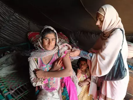 A pregnant woman is vaccinated against maternal and neonatal tetanus (MNT) by a UNICEF-supported Lady Health Care Worker in Pakistan.