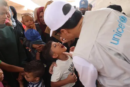 UNICEF staff administrating polio vaccines at UNRWA health clinic in Deir al-Balah in the center of the Gaza Strip.