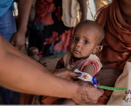 UNICEF-supported health volunteers screen children for malnutrition and provide vitamin A and deworming tablets during a UNICEF-supported door-to-door nutrition campaign in Aroma locality, Kassala state, Sudan.