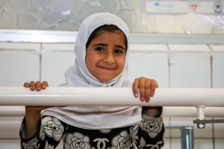 After losing her leg to a severe infection, 9-year-old Khadija found new hope at the Prosthetics Center in Sana'a Governorate, Yemen, supported by UNICEF.
