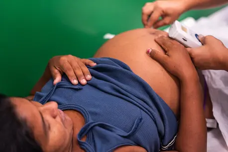At the UNICEF-supported Health Center in the João de Deus neighborhood of São Luís, Maranhão, northeast Brazil, a nurse who specializes in prenatal care examines a pregnant patient.