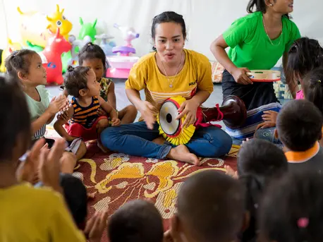 Volunteer teacher Maliathone takes flood-affected children through a story telling activity in a UNICEF-supported Child Friendly Space, Ban Bok camp, Attapeu, Lao PDR, 2018. unicef, laos, teachers, education, educating children