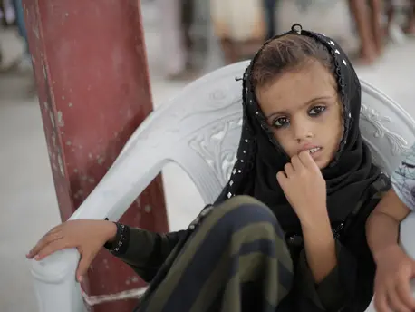 A child waits as UNICEF-supported emergency humanitarian supplies are distributed in Hodeidah, Yemen in June 2018. unicef, yemen, humanitarian crisis, al hudaydah, hodeidah, war