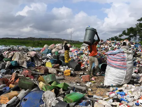 Abidjan, Côte d"ivoire produces 288 tons of plastic a day. Only a small fraction is recycled. unicef, conceptos plasticos, cote d'ivoire, recycling, plastic bricks, education, social business
