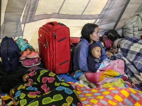 Mothers and children from Venezuela gather at a UNICEF temporary rest tent in Rumichaca, on the border between Ecuador and Colombia in October 2018. UNICEF, Venezuela, Venezuelan migrants, Ecuador, Colombia, humanitarian aid