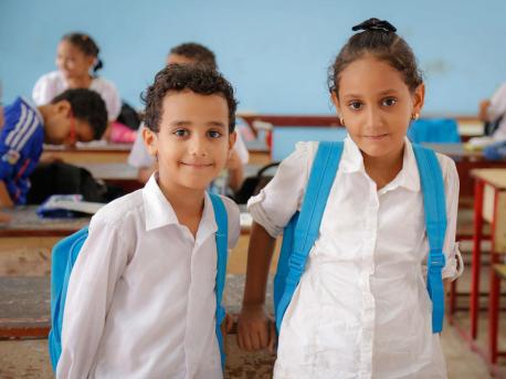 Students carry UNICEF backpacks into their drawing class in Aden City, Yemen in March 2018.