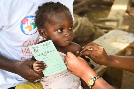 A child in Côte d'Ivoire is vaccinated against meningitis as part of a UNICEF supported campaign. 