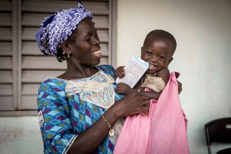 Alimatou Goïta, 2, benefits from home fortification food supplements with micronutrient powders through a UNICEF-supported program in Mali.