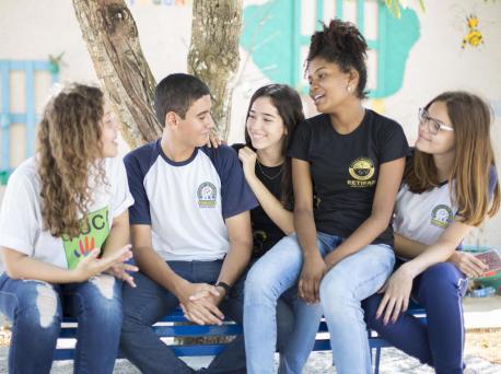 Letícia Gomes ( far left), a 15-year-old girl from a small community in north-east Brazil, speaks with a group of teenagers as part of her peer-to-peer education work through UNICEF Brazil’s Selo program.