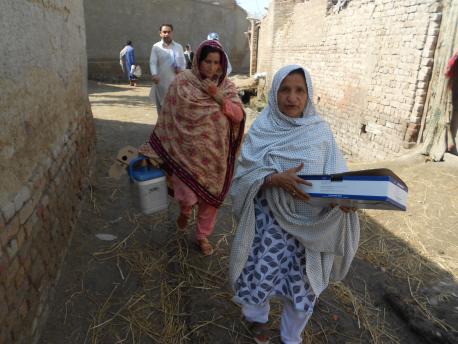 In Pakistan's Kambar District, UNICEF-supported "lady health workers" Jameela, right, and Shamul visit the village of Peer Go Goth to vaccinate women against tetanus. 