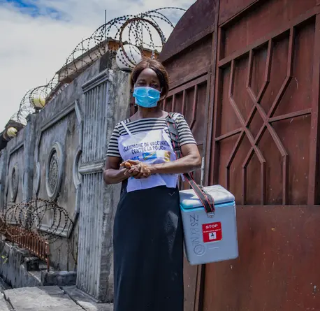 Health worker Arlette Nyange during the UNICEF-supported immunization campaign in Kinshasa, DR Congo. Health worker Arlette Nyange during the UNICEF-supported immunization campaign in Kinshasa, DR Congo.